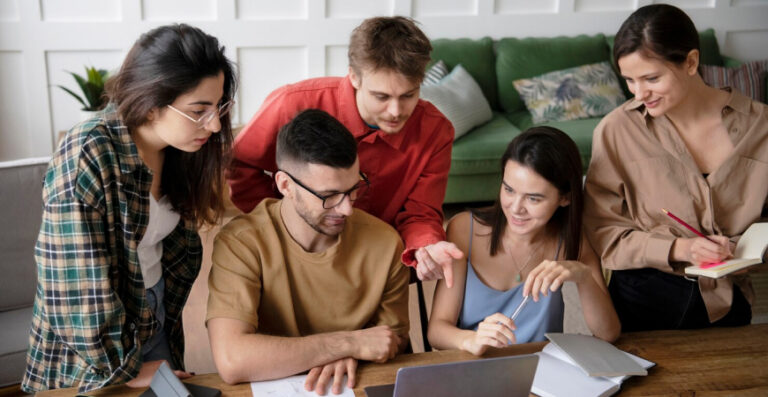 Grupo discutindo estratégias para organizar e proteger o patrimônio por meio de uma holding familiar
