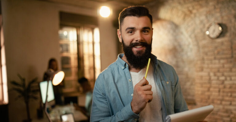 Reforma tributária para pequenas empresas: empresário analisando mudanças fiscais com apoio contábil