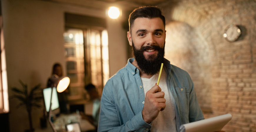 Reforma tributária para pequenas empresas: empresário analisando mudanças fiscais com apoio contábil